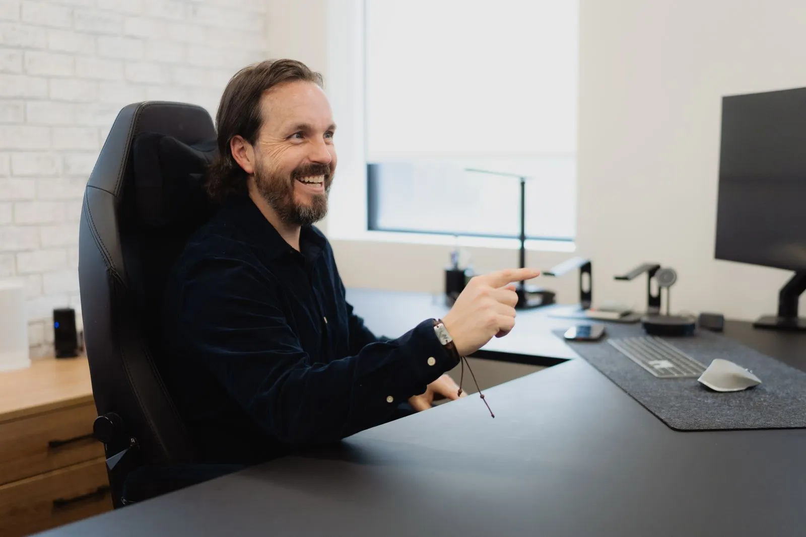 Un collègue souriant à son bureau